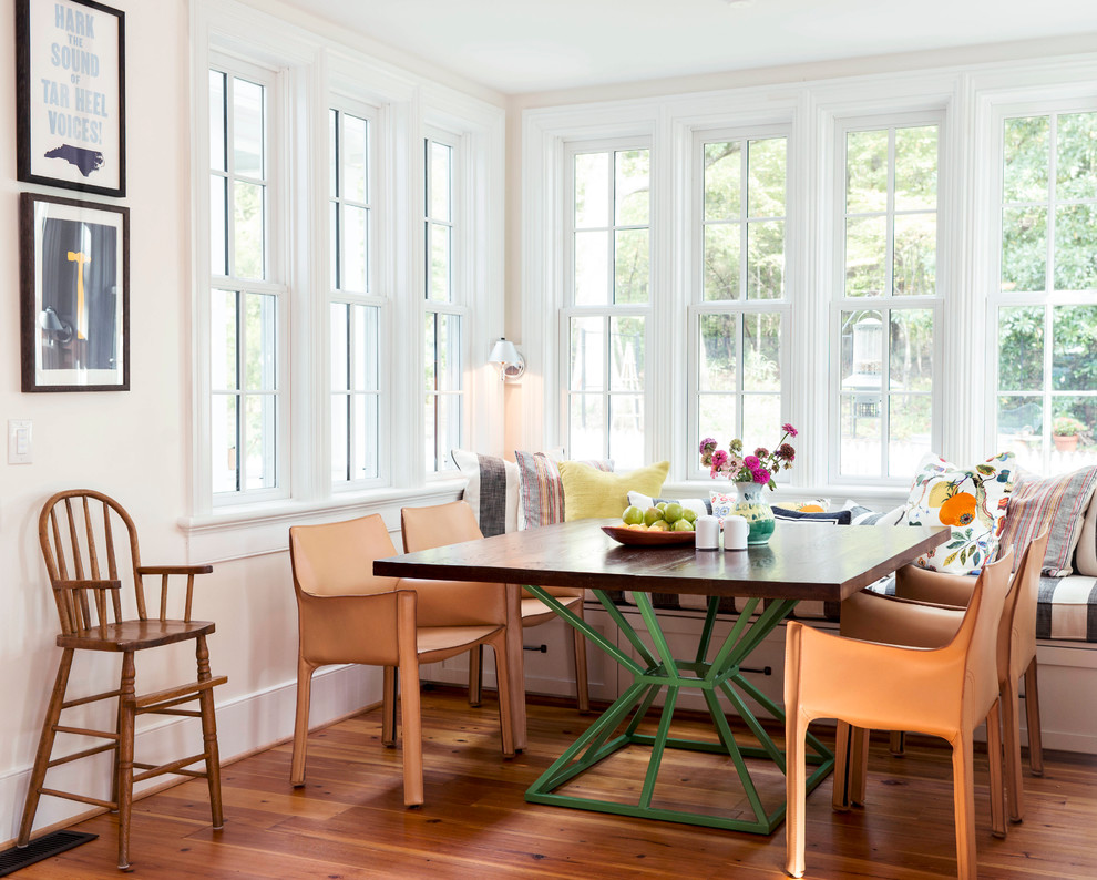 Imagen de comedor campestre con paredes beige y suelo de madera en tonos medios