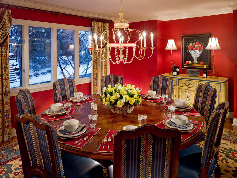 Inspiration pour une salle à manger traditionnelle de taille moyenne avec un mur rouge et un sol en bois brun.