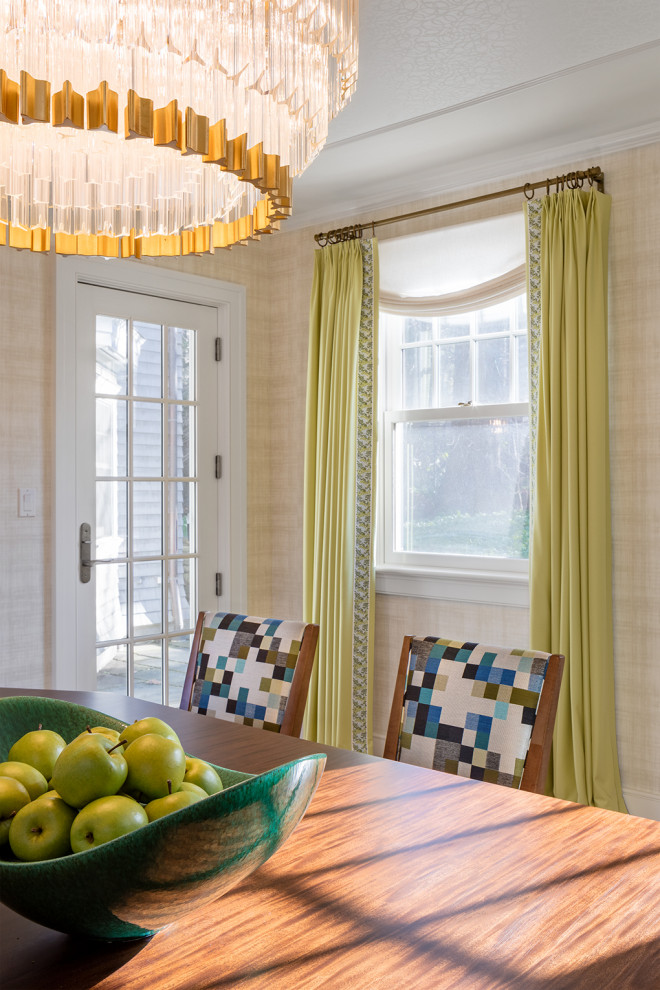 Cette photo montre une salle à manger ouverte sur le salon tendance de taille moyenne avec un mur blanc, parquet clair, une cheminée standard, un manteau de cheminée en pierre et un sol multicolore.