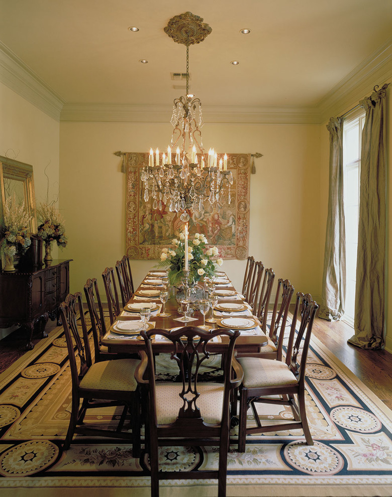 Idée de décoration pour une salle à manger tradition avec un mur beige et parquet foncé.