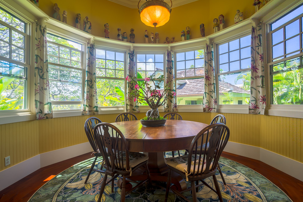 Ispirazione per una sala da pranzo aperta verso la cucina american style di medie dimensioni con pareti gialle e pavimento in legno massello medio
