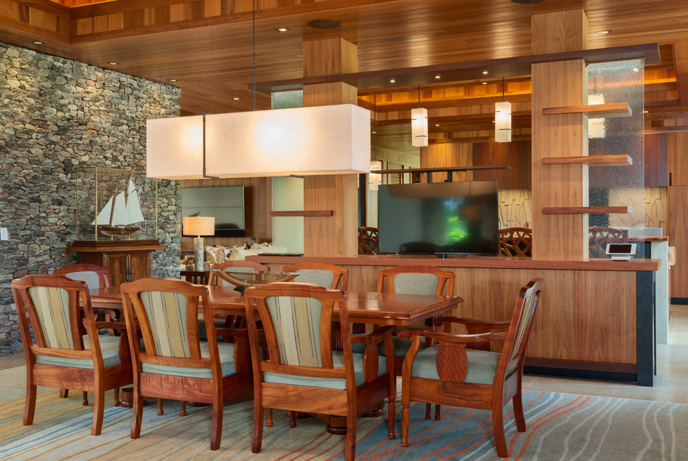 Идея дизайна: большая гостиная-столовая в морском стиле с коричневыми стенами и бежевым полом