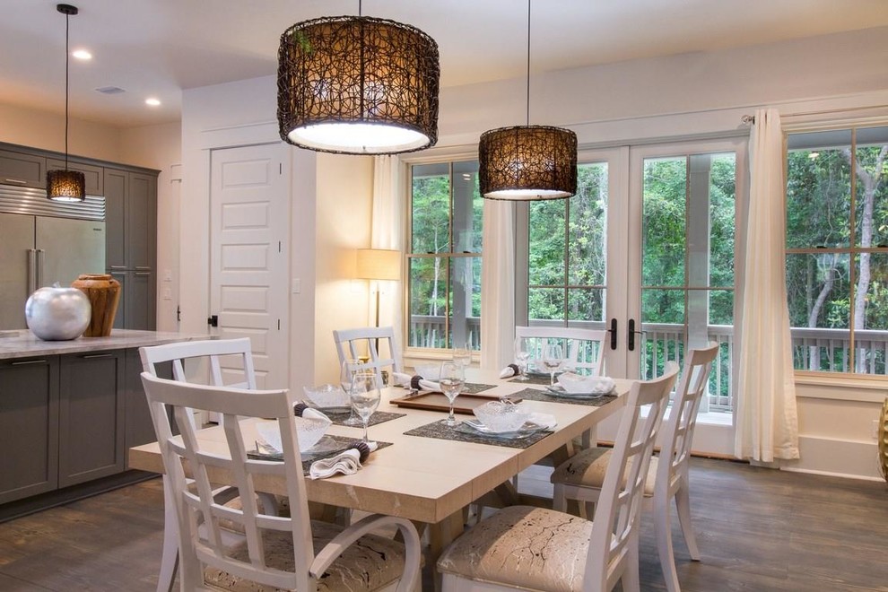 Cette image montre une salle à manger ouverte sur la cuisine traditionnelle de taille moyenne avec un mur blanc et parquet foncé.
