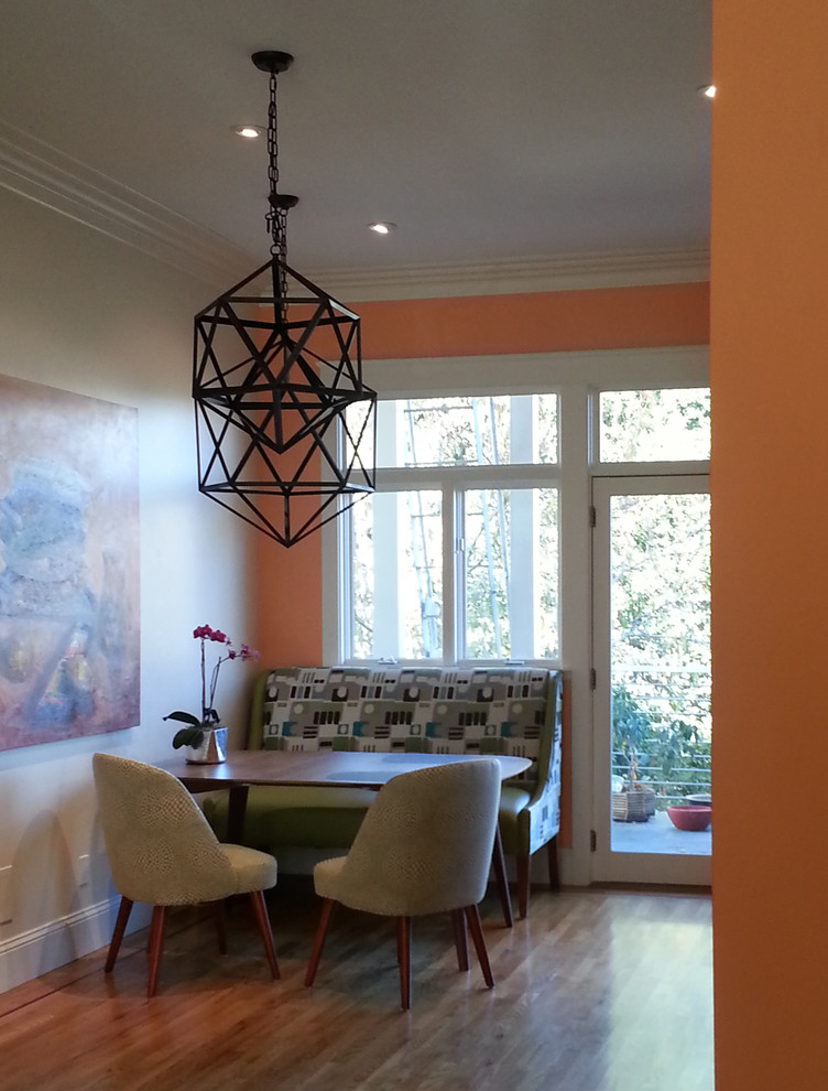 Exemple d'une petite salle à manger ouverte sur la cuisine tendance avec un sol en bois brun, un mur multicolore, aucune cheminée et un sol beige.