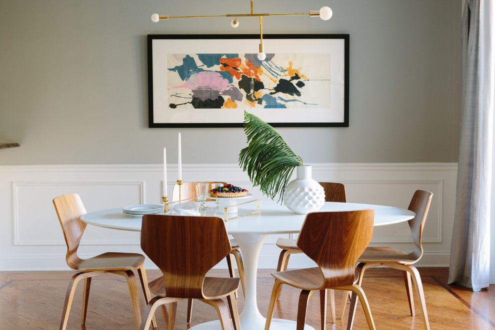 Idee per una sala da pranzo tradizionale con pareti grigie, pavimento in legno massello medio e pavimento marrone