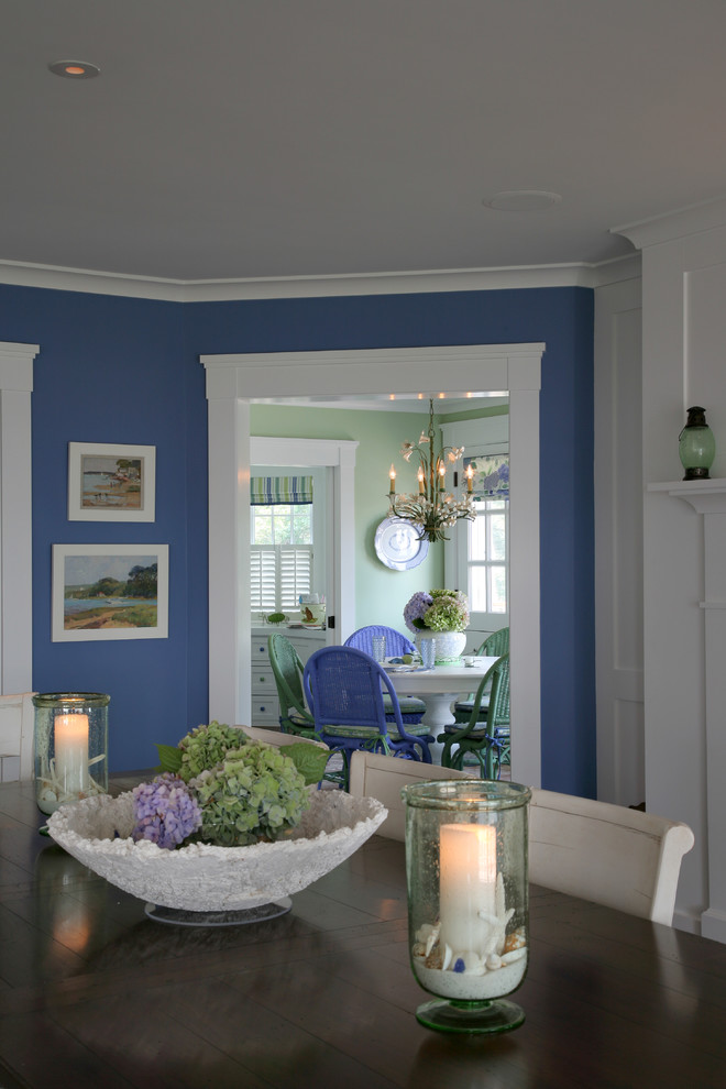 Ispirazione per una sala da pranzo aperta verso la cucina stile marinaro con pareti blu
