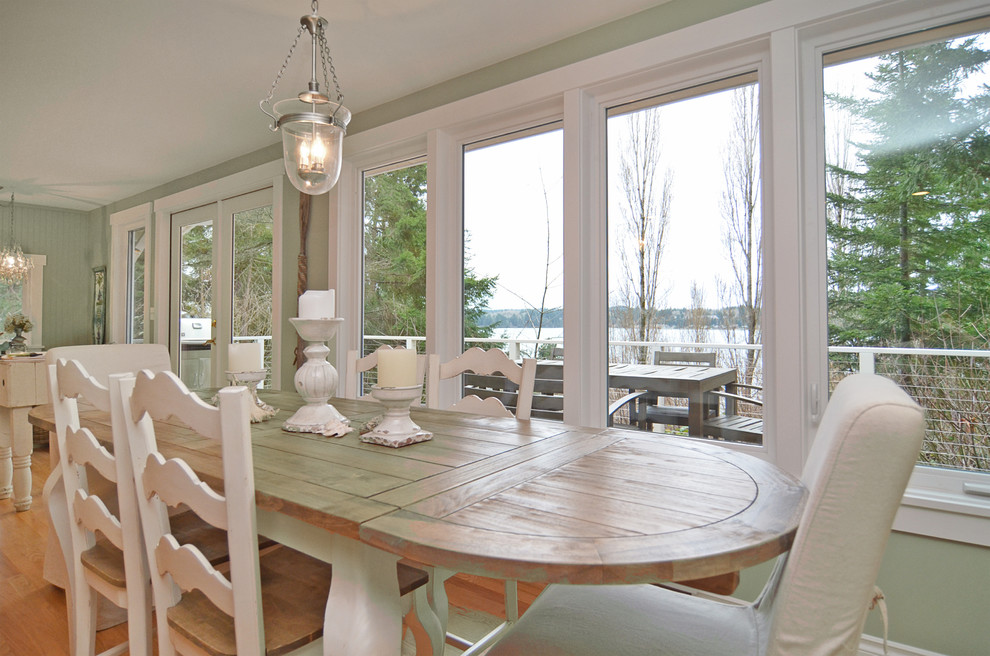 Immagine di una sala da pranzo aperta verso il soggiorno stile marino di medie dimensioni con parquet chiaro