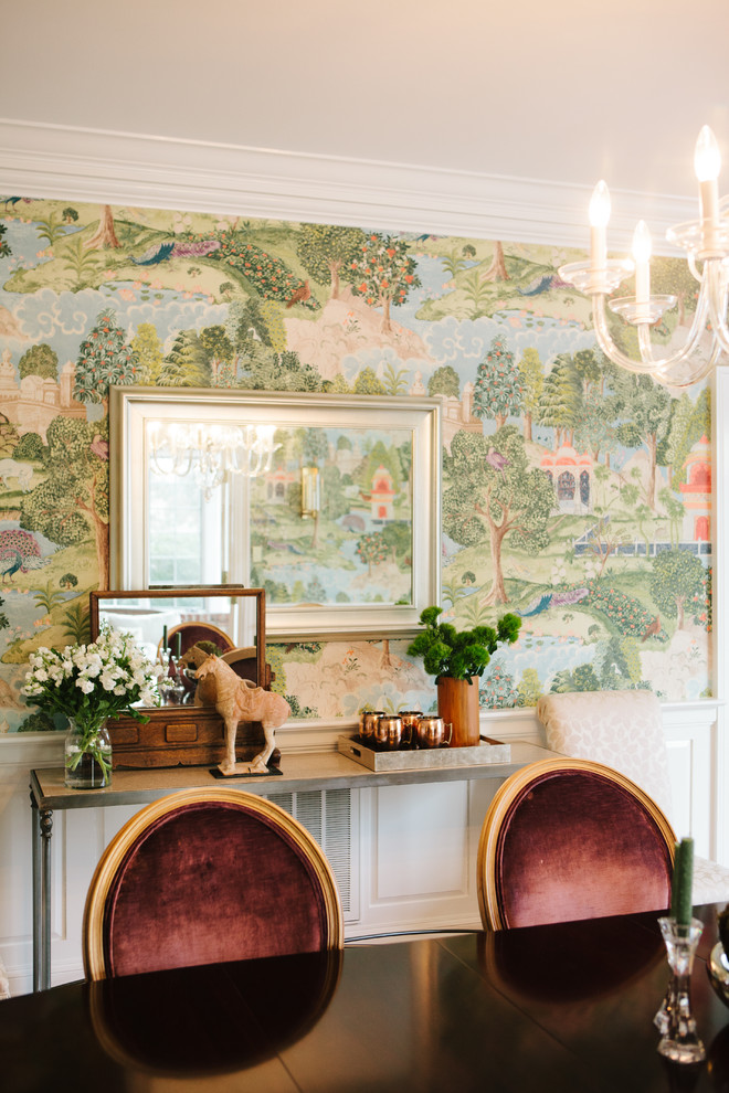 Imagen de comedor de estilo de casa de campo grande cerrado sin chimenea con paredes multicolor y suelo de madera en tonos medios
