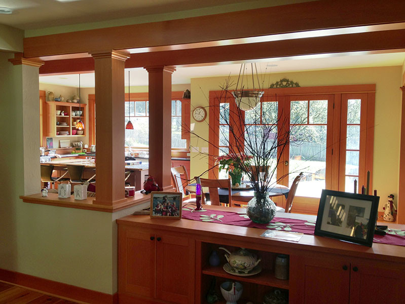 Idee per una sala da pranzo aperta verso la cucina classica di medie dimensioni con pareti rosse, parquet chiaro, stufa a legna e cornice del camino in pietra