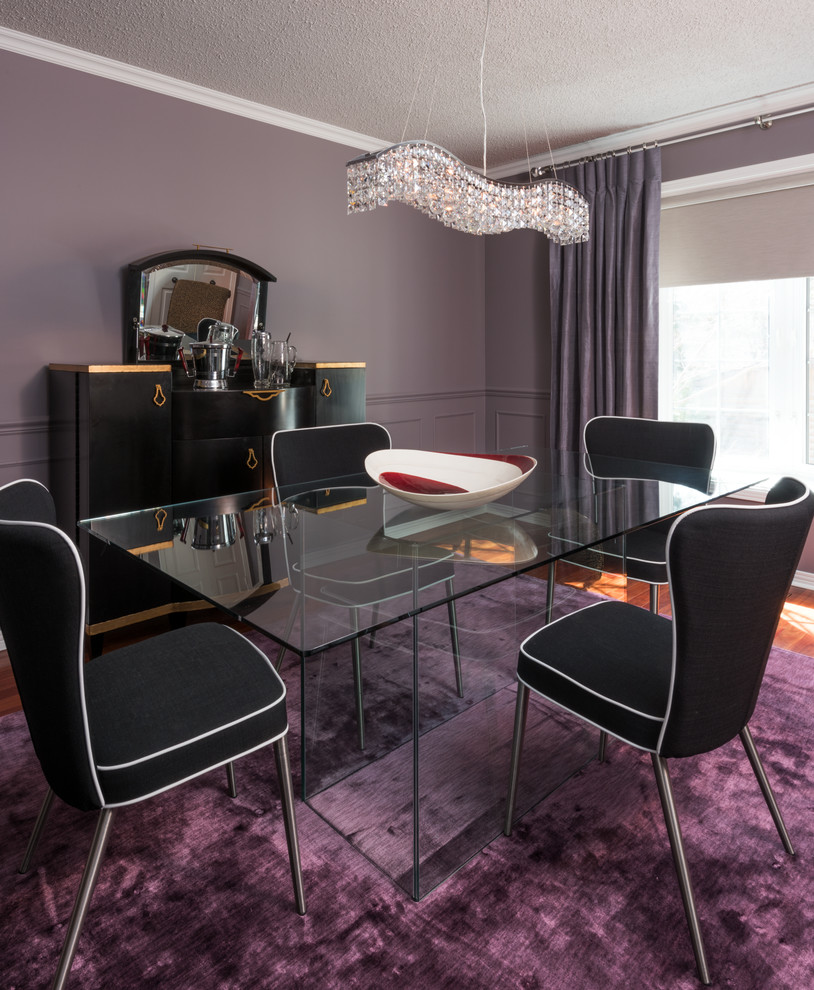 Idées déco pour une salle à manger éclectique fermée et de taille moyenne avec un mur violet et un sol en bois brun.