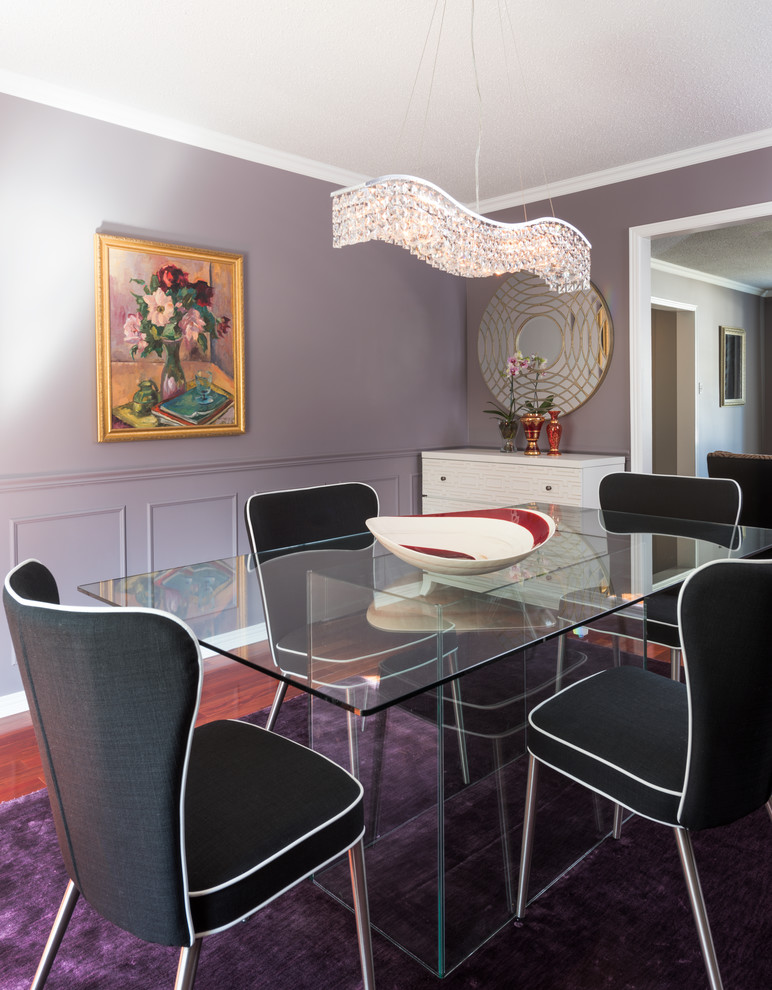 Idée de décoration pour une salle à manger bohème fermée et de taille moyenne avec un mur violet et un sol en bois brun.