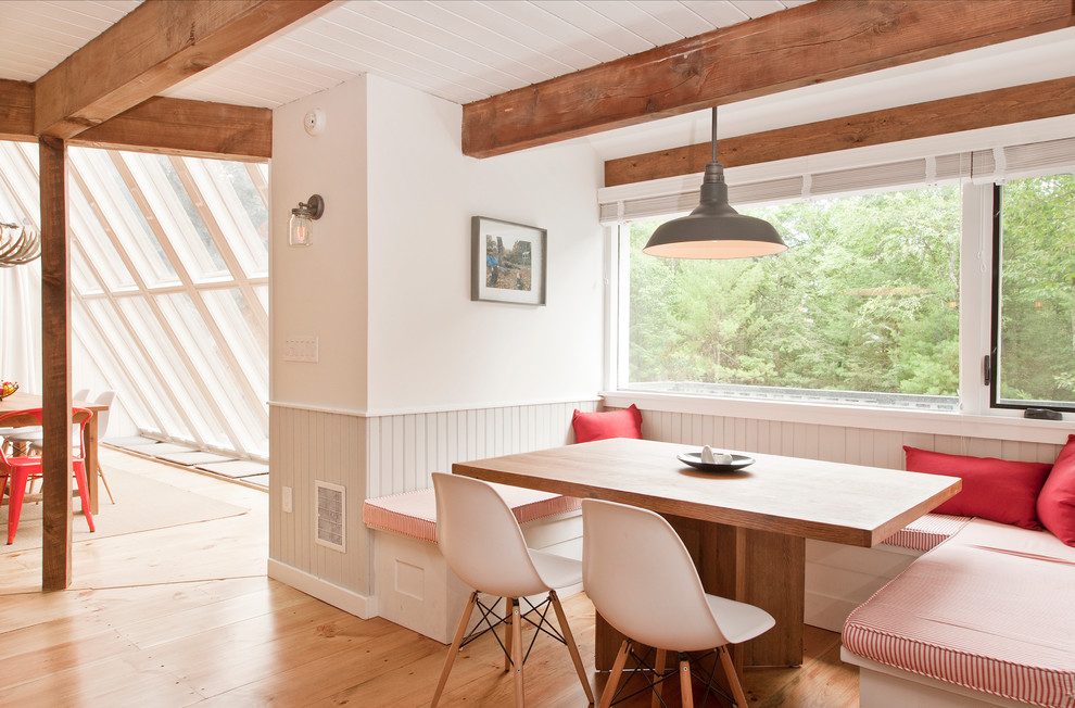 Ejemplo de comedor de estilo de casa de campo abierto con paredes blancas y suelo de madera clara