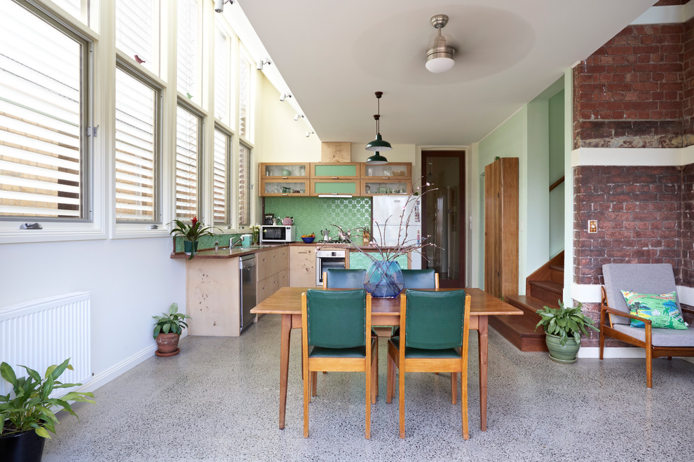 Offenes, Mittelgroßes Modernes Esszimmer mit grüner Wandfarbe, Betonboden und grauem Boden in Melbourne