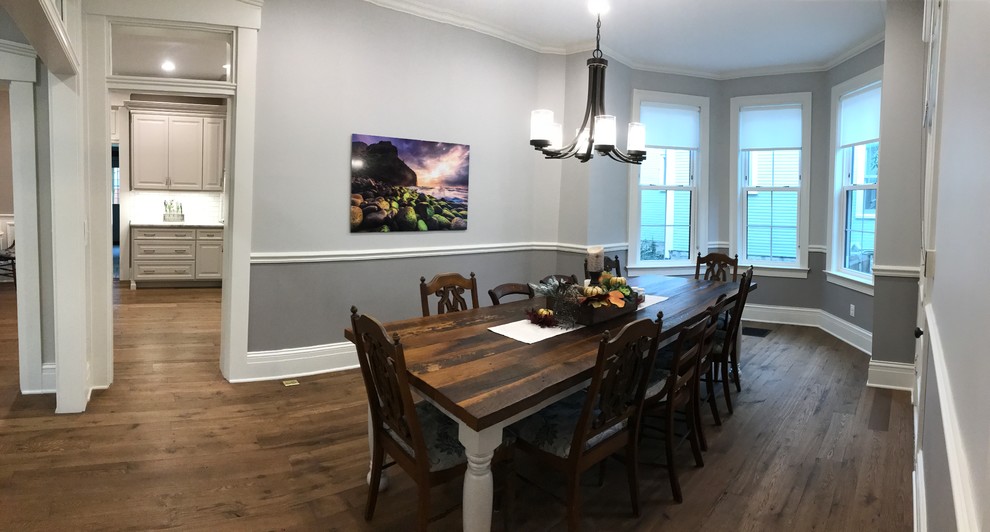 Cette photo montre une salle à manger ouverte sur la cuisine victorienne avec un sol en bois brun.