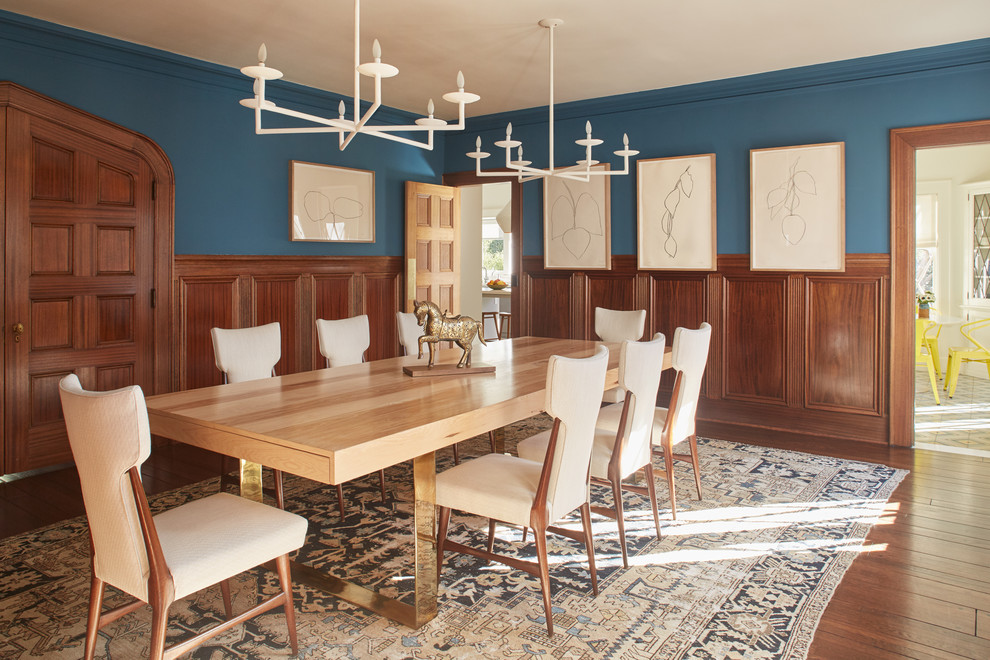 Идея дизайна: отдельная столовая в стиле неоклассика (современная классика) с синими стенами, паркетным полом среднего тона и коричневым полом без камина