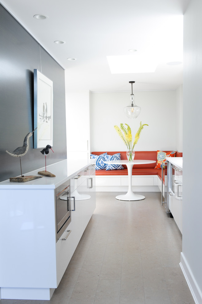 Mittelgroße Moderne Wohnküche ohne Kamin mit blauer Wandfarbe und Korkboden in Vancouver