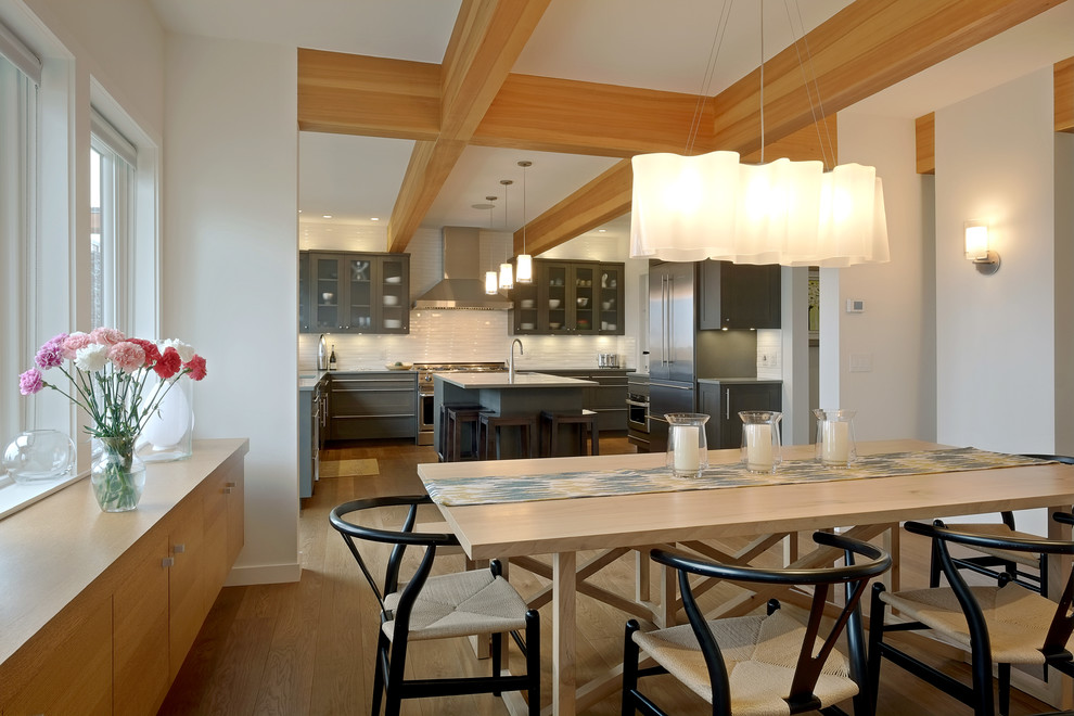 Landhaus Wohnküche mit weißer Wandfarbe und braunem Holzboden in Seattle