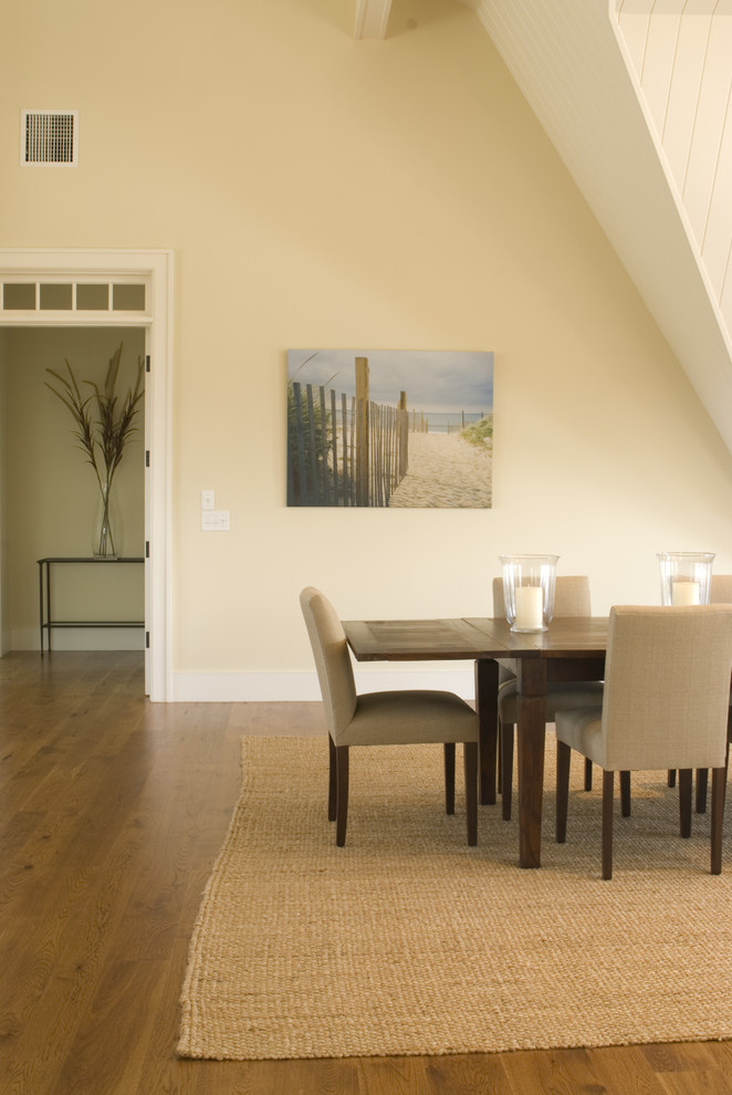 Exemple d'une grande salle à manger ouverte sur la cuisine moderne avec un mur beige, parquet foncé et un sol marron.