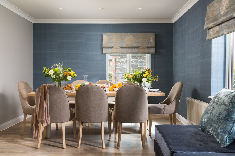 Foto di una sala da pranzo aperta verso il soggiorno classica con pareti blu, parquet chiaro e pavimento marrone