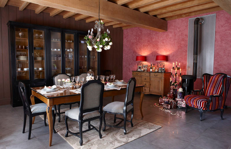 Идея дизайна: столовая в классическом стиле с розовыми стенами и полом из керамической плитки