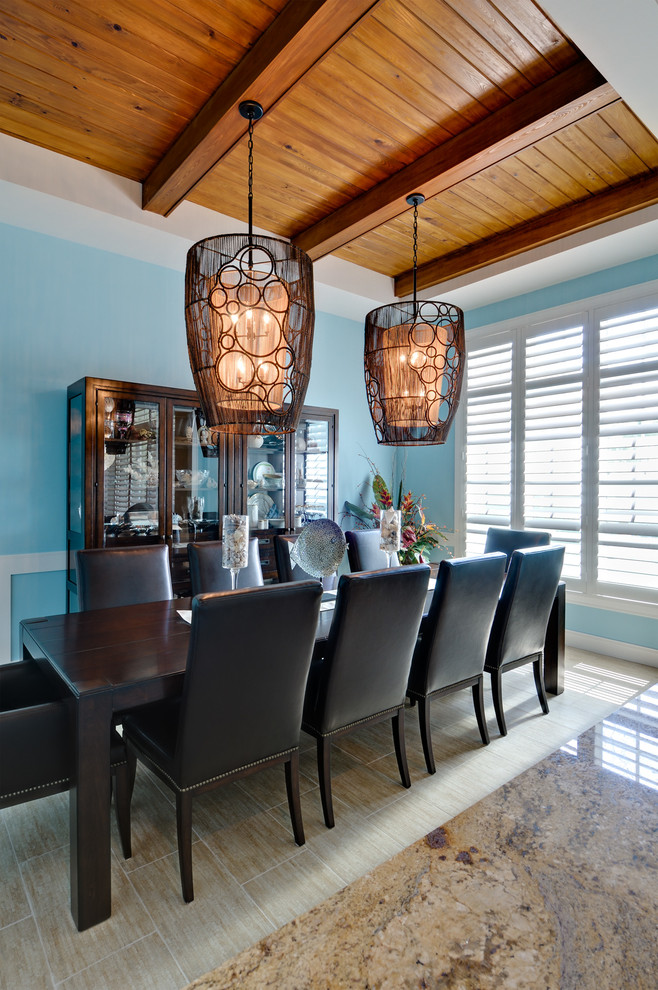 Immagine di una sala da pranzo tropicale chiusa e di medie dimensioni con pareti blu