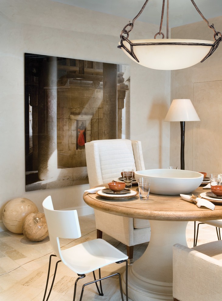 Свежая идея для дизайна: столовая в средиземноморском стиле с бежевыми стенами - отличное фото интерьера