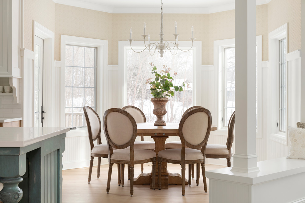 Exemple d'une salle à manger ouverte sur la cuisine nature de taille moyenne avec un mur beige, moquette et un sol beige.