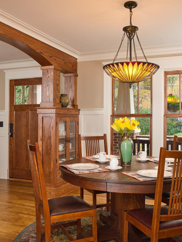 Imagen de comedor de estilo americano de tamaño medio cerrado sin chimenea con paredes beige, suelo de madera en tonos medios y suelo marrón