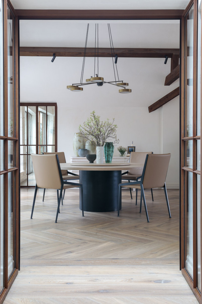 Modernes Esszimmer mit weißer Wandfarbe, braunem Holzboden und braunem Boden in London