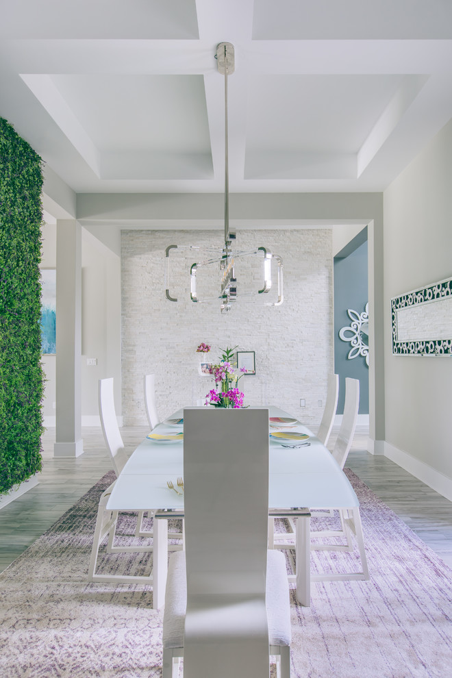 Foto di una grande sala da pranzo minimal chiusa con pareti verdi, moquette e pavimento viola