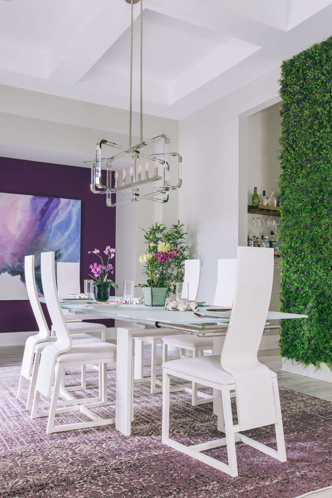 На фото: большая отдельная столовая в современном стиле с фиолетовыми стенами и серым полом с
