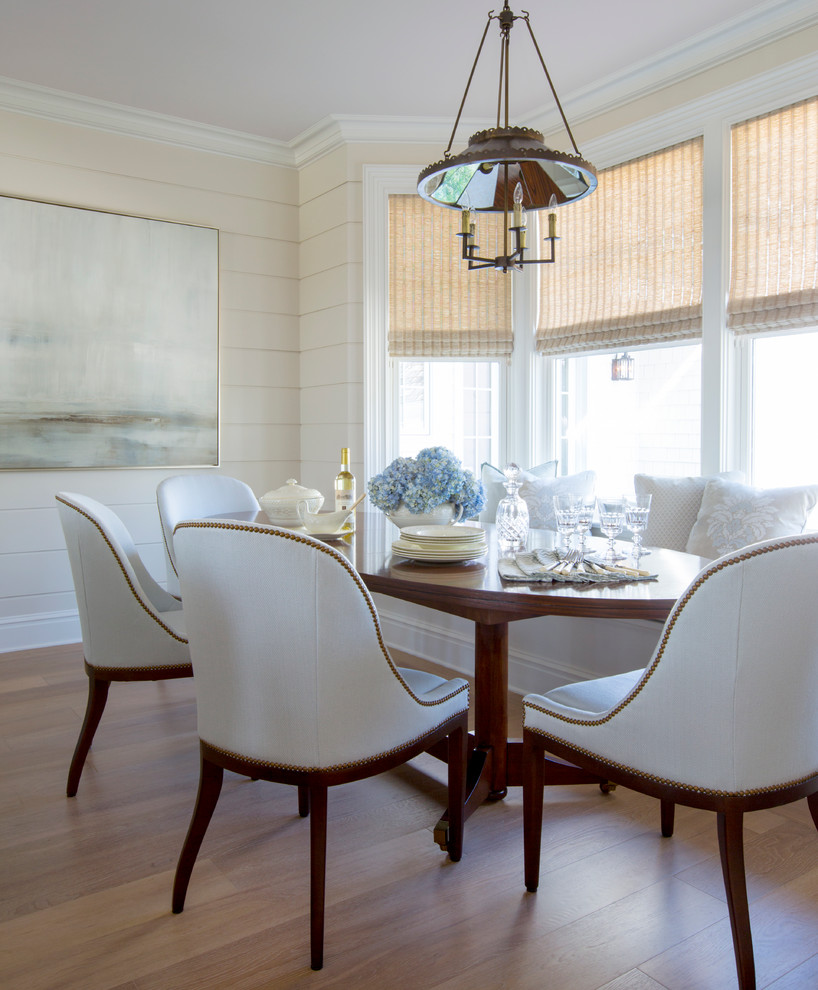 Ispirazione per una grande sala da pranzo aperta verso la cucina stile marinaro con pareti bianche e parquet chiaro