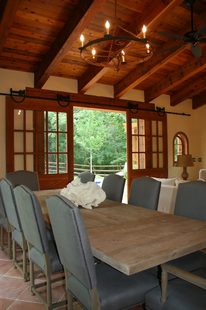 Inspiration pour une salle à manger traditionnelle avec un mur beige et tomettes au sol.