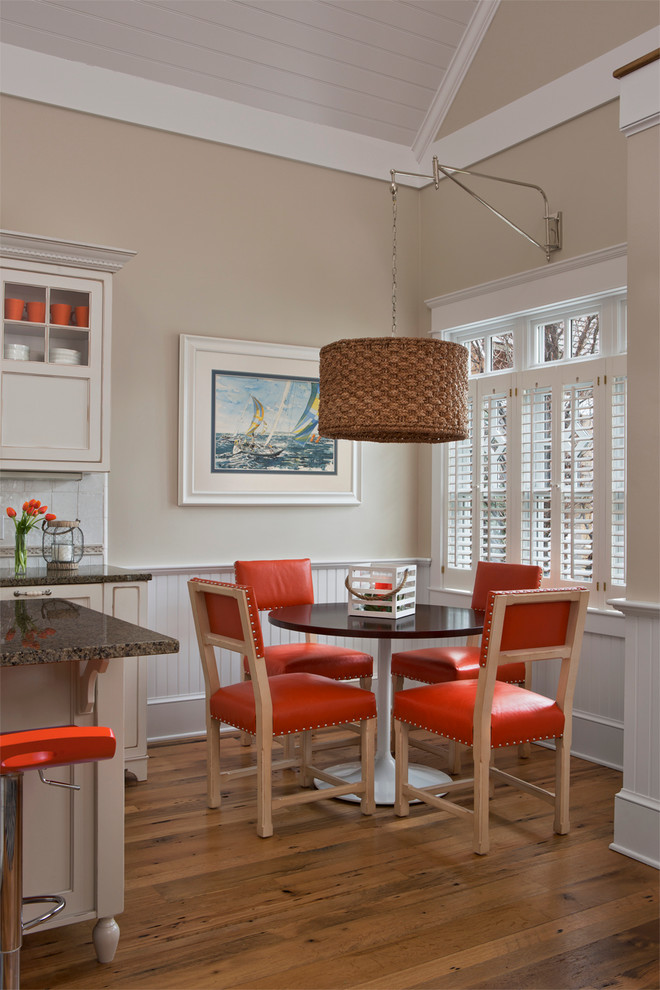 Aménagement d'une petite salle à manger ouverte sur la cuisine bord de mer avec un mur beige et un sol en bois brun.