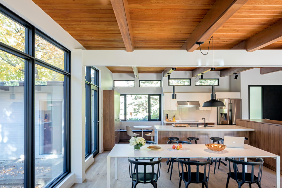 Mittelgroße Moderne Wohnküche ohne Kamin mit brauner Wandfarbe, hellem Holzboden und braunem Boden in Sonstige