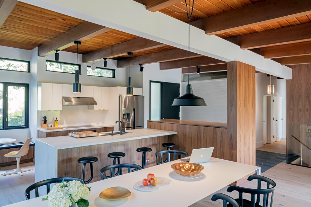 Идея дизайна: кухня-столовая среднего размера в современном стиле с коричневыми стенами, светлым паркетным полом и коричневым полом без камина