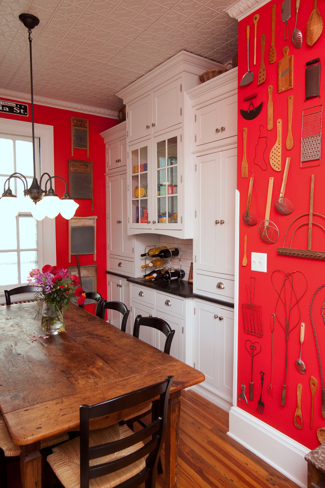 Mittelgroßes, Geschlossenes Landhausstil Esszimmer ohne Kamin mit hellem Holzboden, roter Wandfarbe und beigem Boden in New York