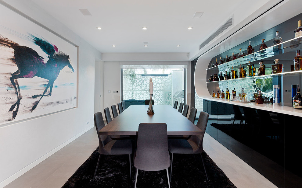 Ispirazione per una sala da pranzo aperta verso la cucina contemporanea di medie dimensioni con pareti bianche e pavimento in cemento