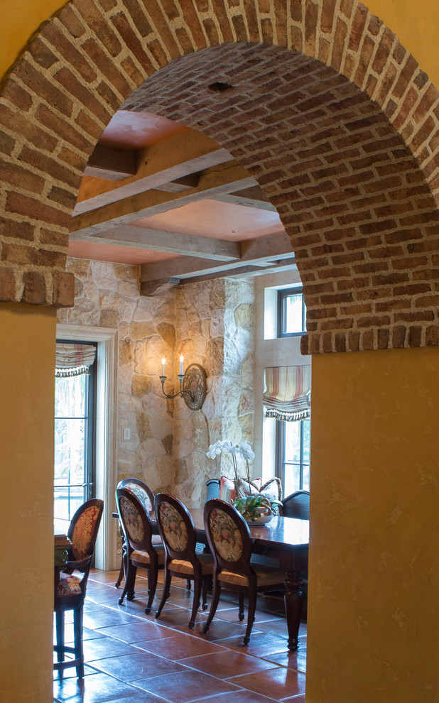 Foto de comedor mediterráneo de tamaño medio cerrado con paredes beige, suelo de baldosas de terracota y suelo marrón