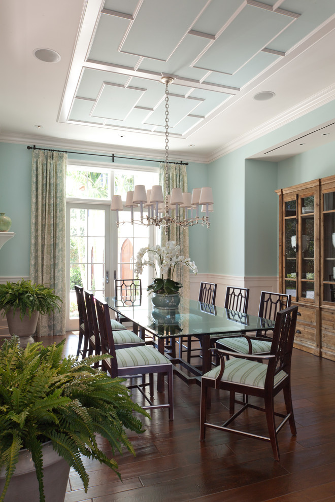 Foto di una sala da pranzo tropicale con pareti blu e parquet scuro