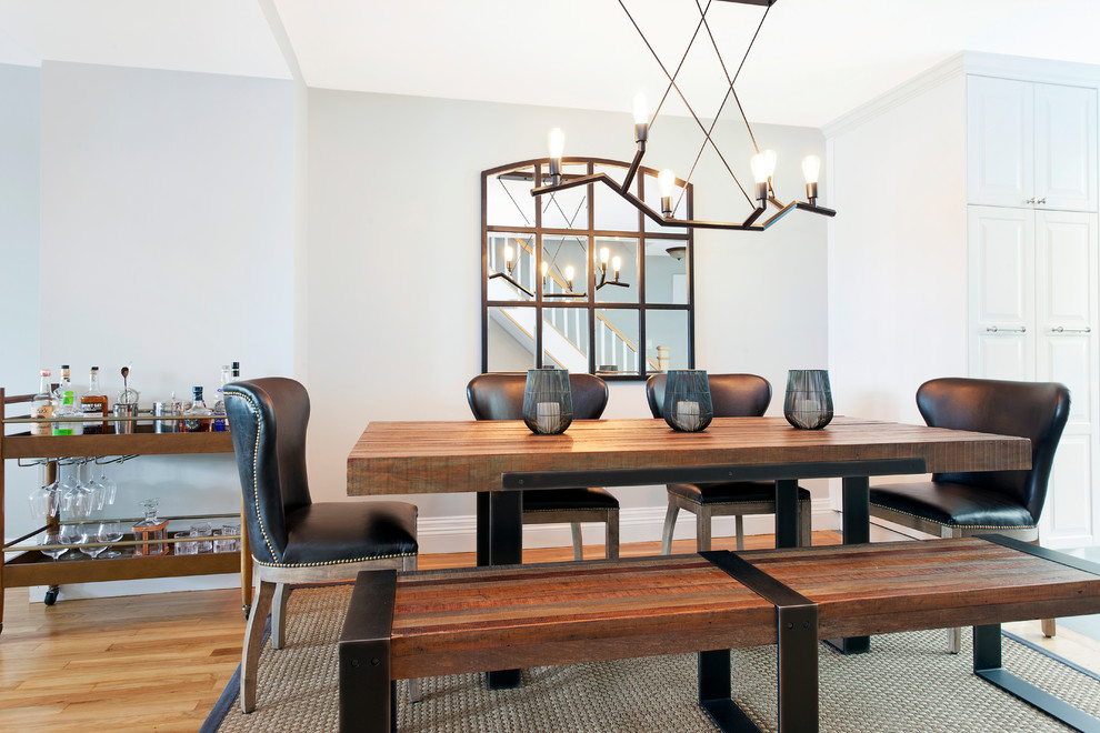 Diseño de comedor minimalista de tamaño medio abierto con paredes grises, suelo de madera clara y suelo beige