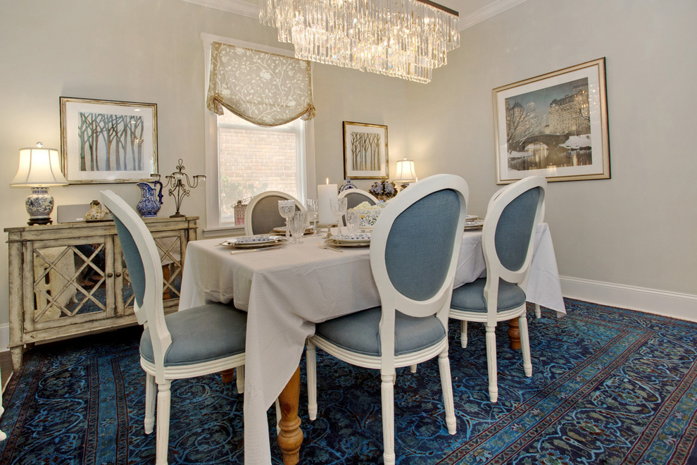 Cette photo montre une salle à manger ouverte sur la cuisine éclectique de taille moyenne avec un mur gris et parquet foncé.