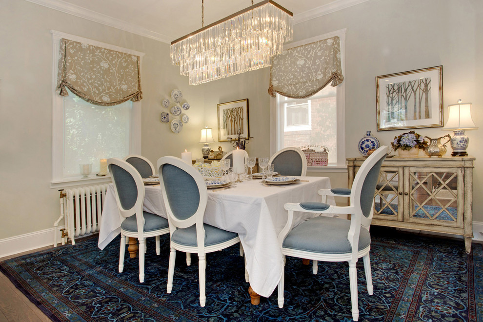 Cette photo montre une salle à manger ouverte sur la cuisine éclectique de taille moyenne avec un mur gris et parquet foncé.