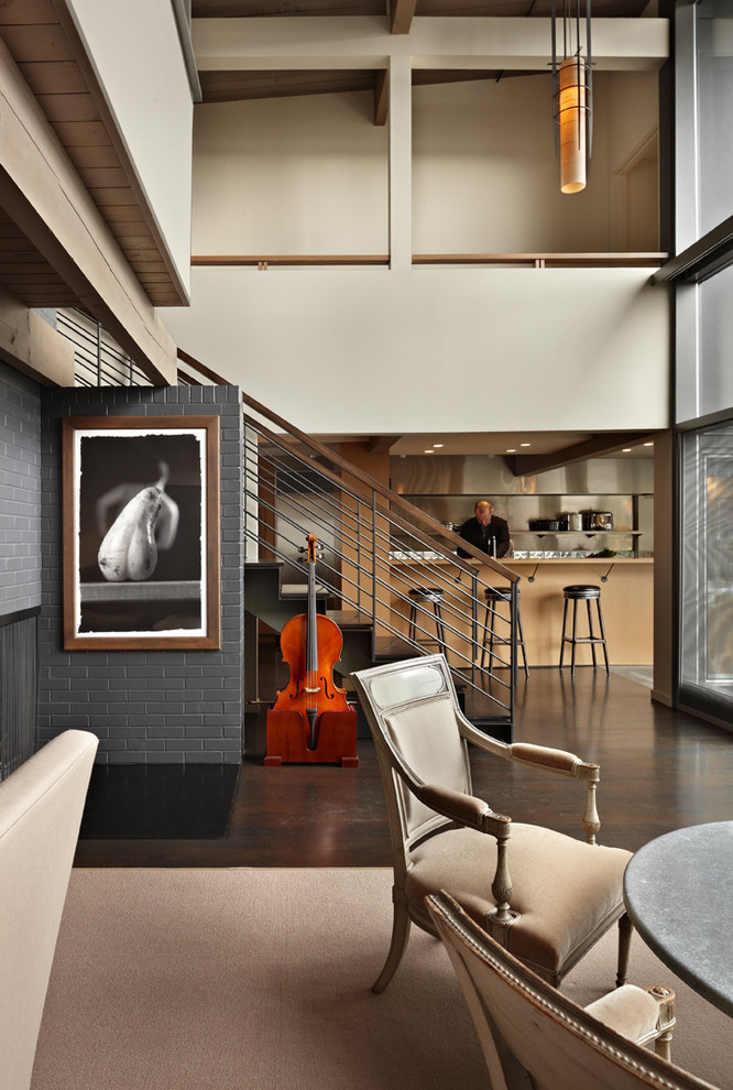 Modernes Esszimmer mit weißer Wandfarbe und dunklem Holzboden in Seattle