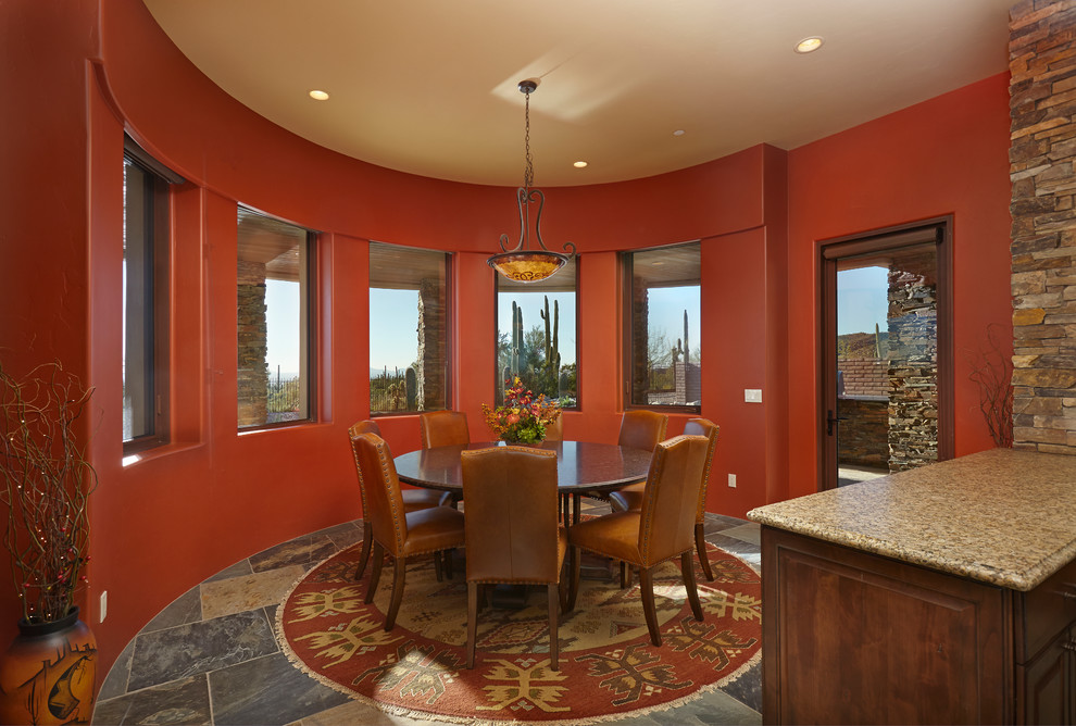 Offenes, Mittelgroßes Mediterranes Esszimmer ohne Kamin mit roter Wandfarbe und Schieferboden in Phoenix