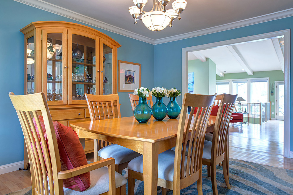 Idee per una sala da pranzo classica con pareti blu e pavimento in legno massello medio