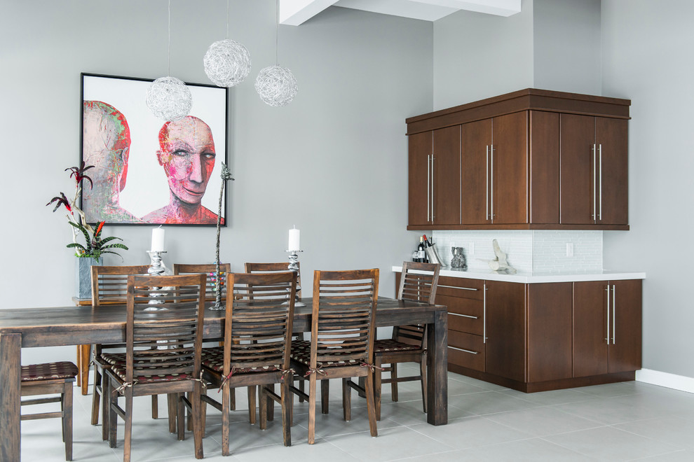 Идея дизайна: кухня-столовая в современном стиле с серыми стенами, полом из керамической плитки и серым полом