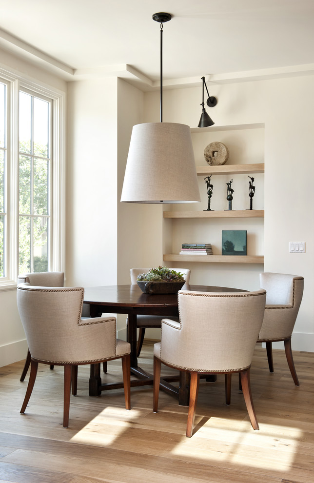 Idées déco pour une salle à manger contemporaine avec un mur blanc et un sol en bois brun.