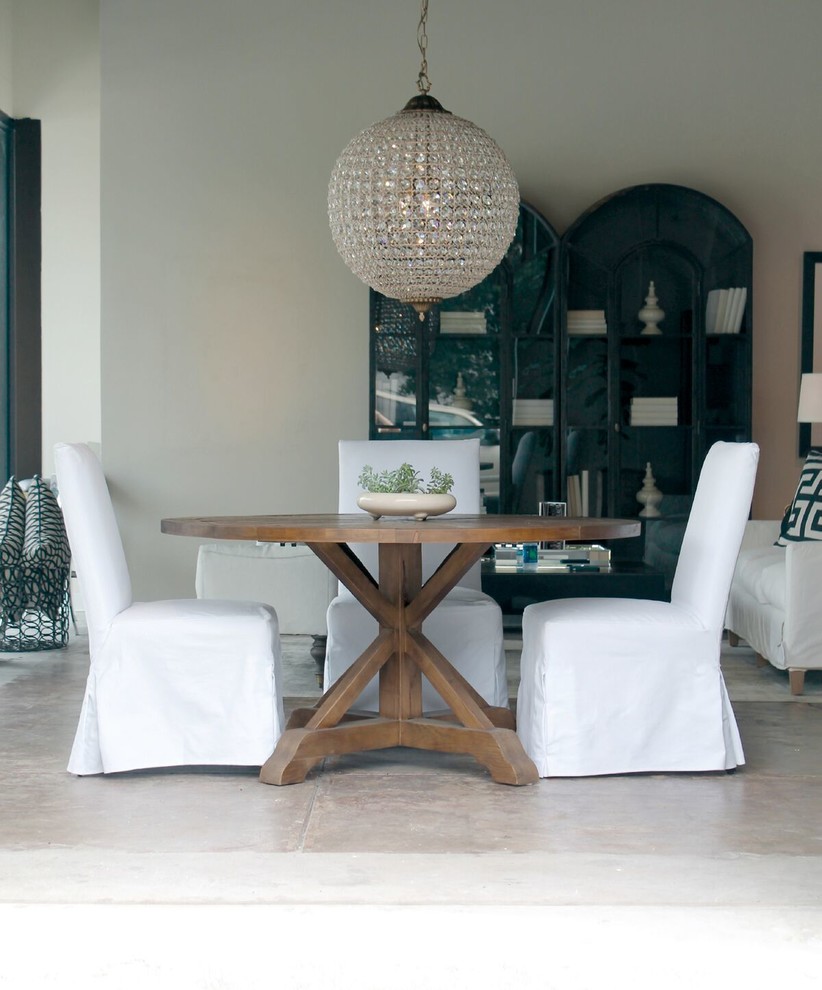 Exemple d'une petite salle à manger ouverte sur le salon chic avec un mur blanc, sol en béton ciré, un sol gris et aucune cheminée.