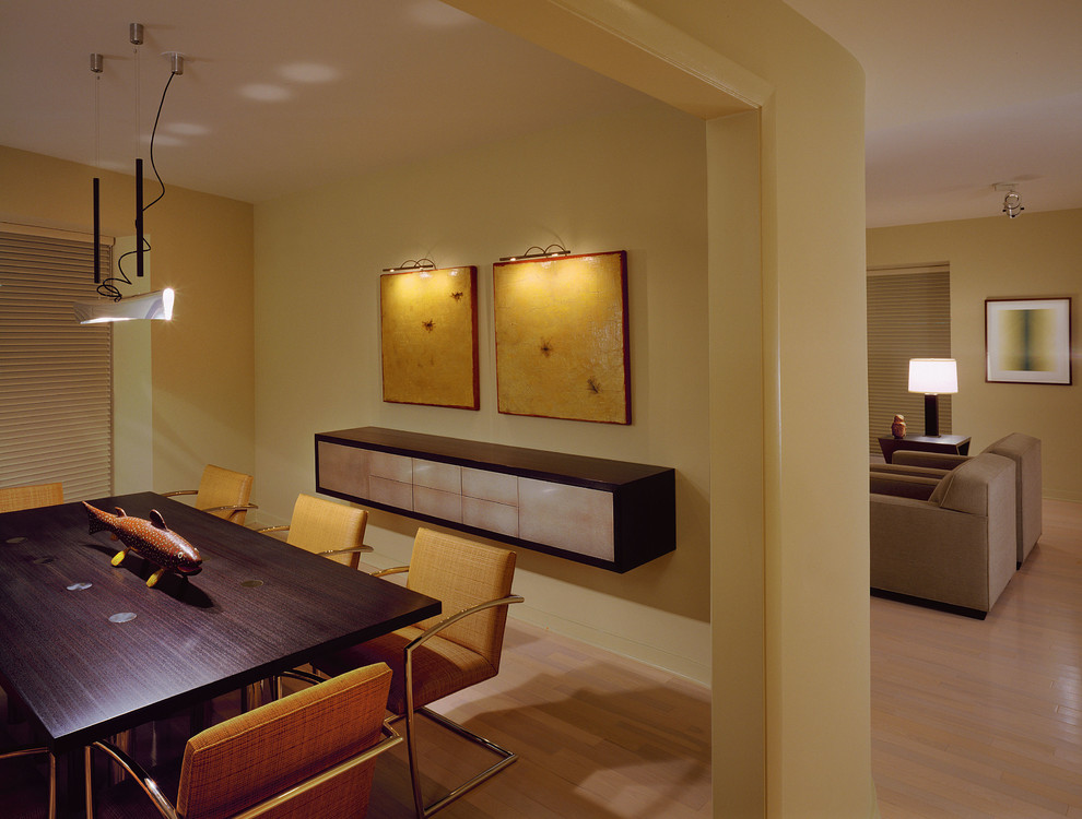 Идея дизайна: отдельная столовая среднего размера в стиле неоклассика (современная классика) с желтыми стенами, полом из бамбука и бежевым полом без камина